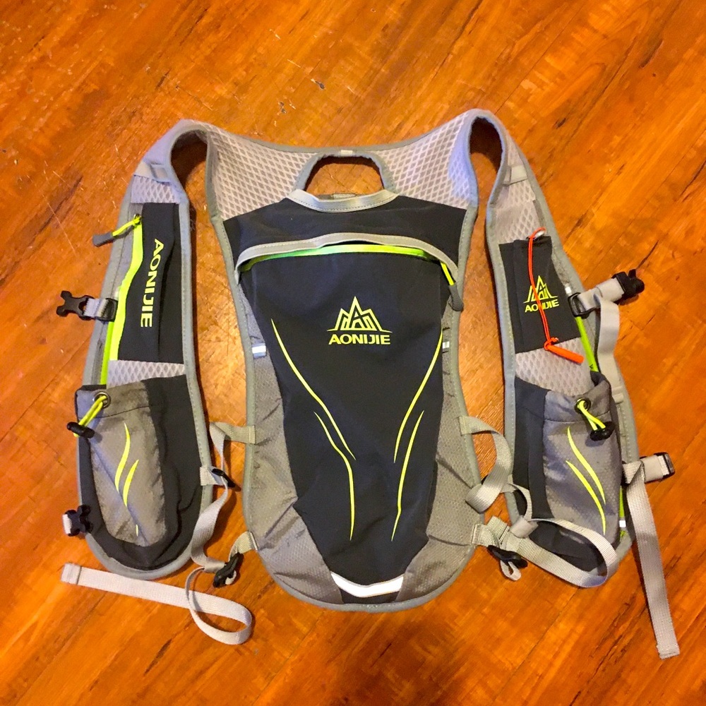Aonijie hydration vest no bladder included. Almost new. Worn once.